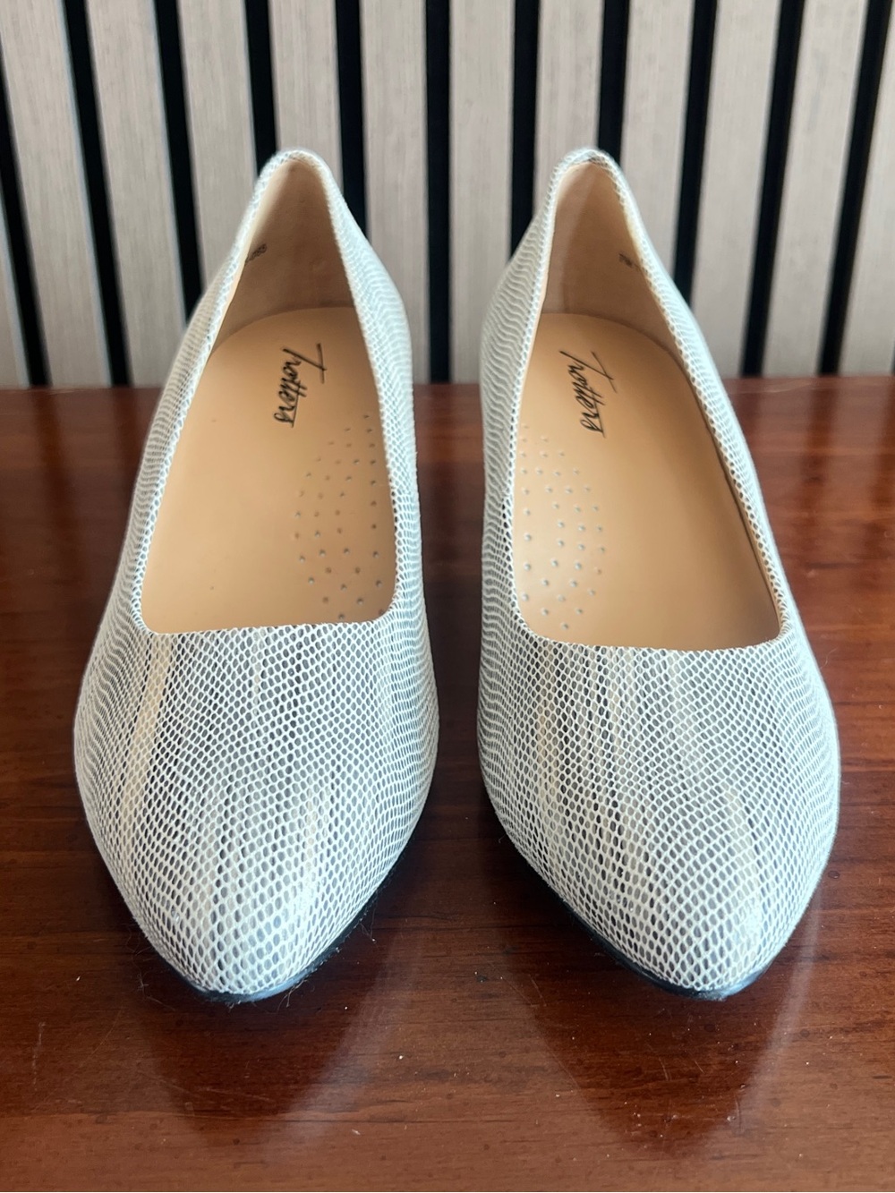 Trotters Light Gray Snake-Texture Pointed Toe Flats